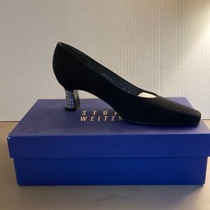 Dressy closed toe black pumps. Stuart Weitzman.